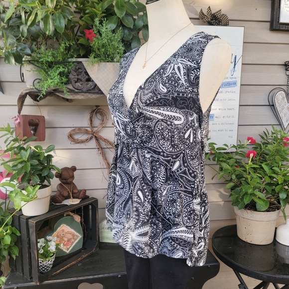 LOFT ♡ Gorgeous Black 'n White Paisley V Neck Babydoll Sleeveless Blouse XS|S/M - Picture 9 of 15